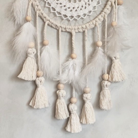Attrape-rêves macramé, dentelle vintage, pompons et plumes