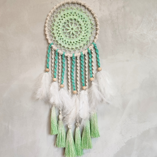 Attrape-rêves vert et écru - Dentelle ancienne et macramé bohème