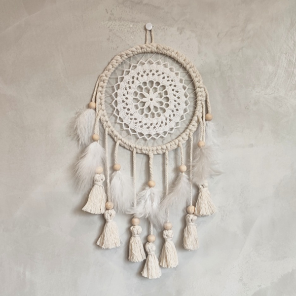 Attrape-rêves macramé, dentelle vintage, pompons et plumes