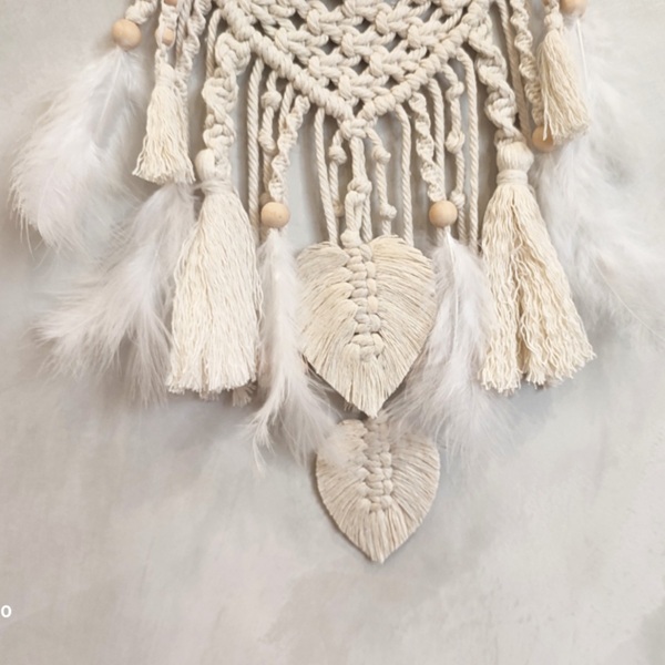 Attrape-rêves macramé, dentelle ancienne, pompons et feuilles en macramé, plumes