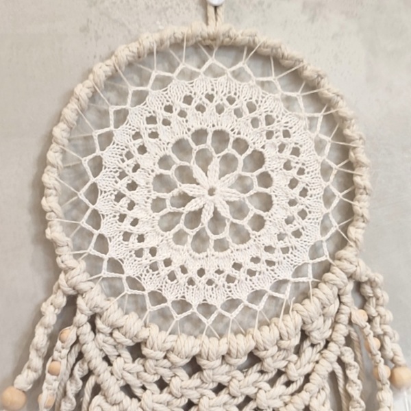 Attrape-rêves macramé, dentelle ancienne, pompons et feuilles en macramé, plumes