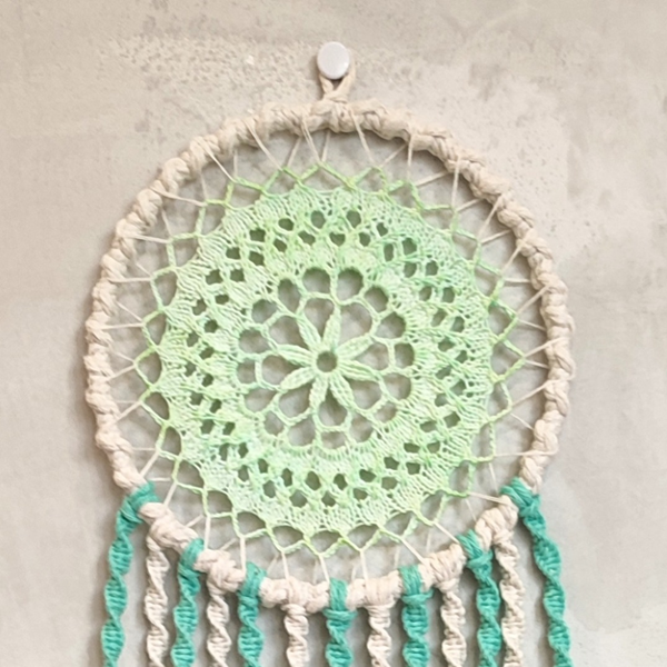 Attrape-rêves vert et écru - Dentelle ancienne et macramé bohème