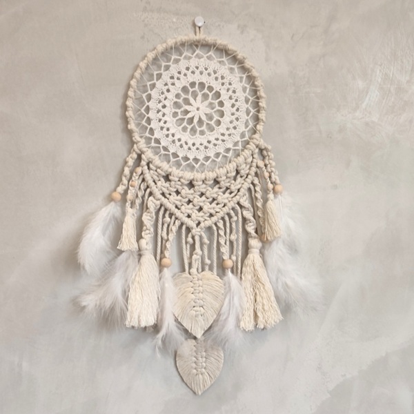 Attrape-rêves macramé, dentelle ancienne, pompons et feuilles en macramé, plumes