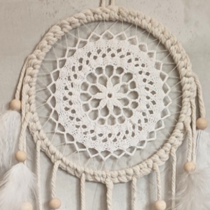 Attrape-rêves macramé, dentelle vintage, pompons et plumes