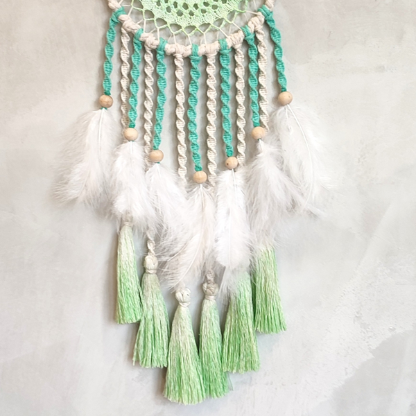 Attrape-rêves vert et écru - Dentelle ancienne et macramé bohème