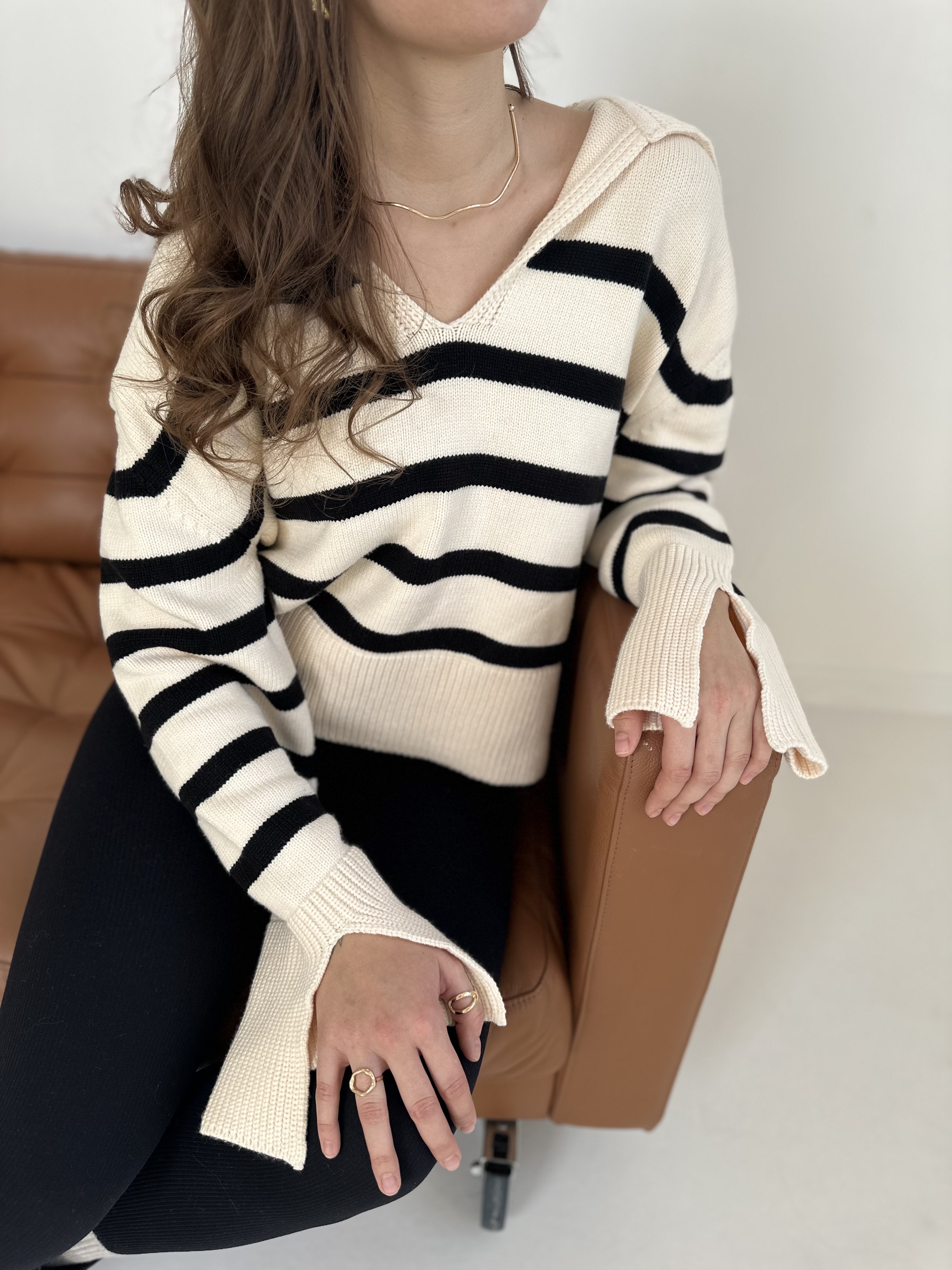 Sweter z rozcięciami na rękawach i luźnym kołnierzem