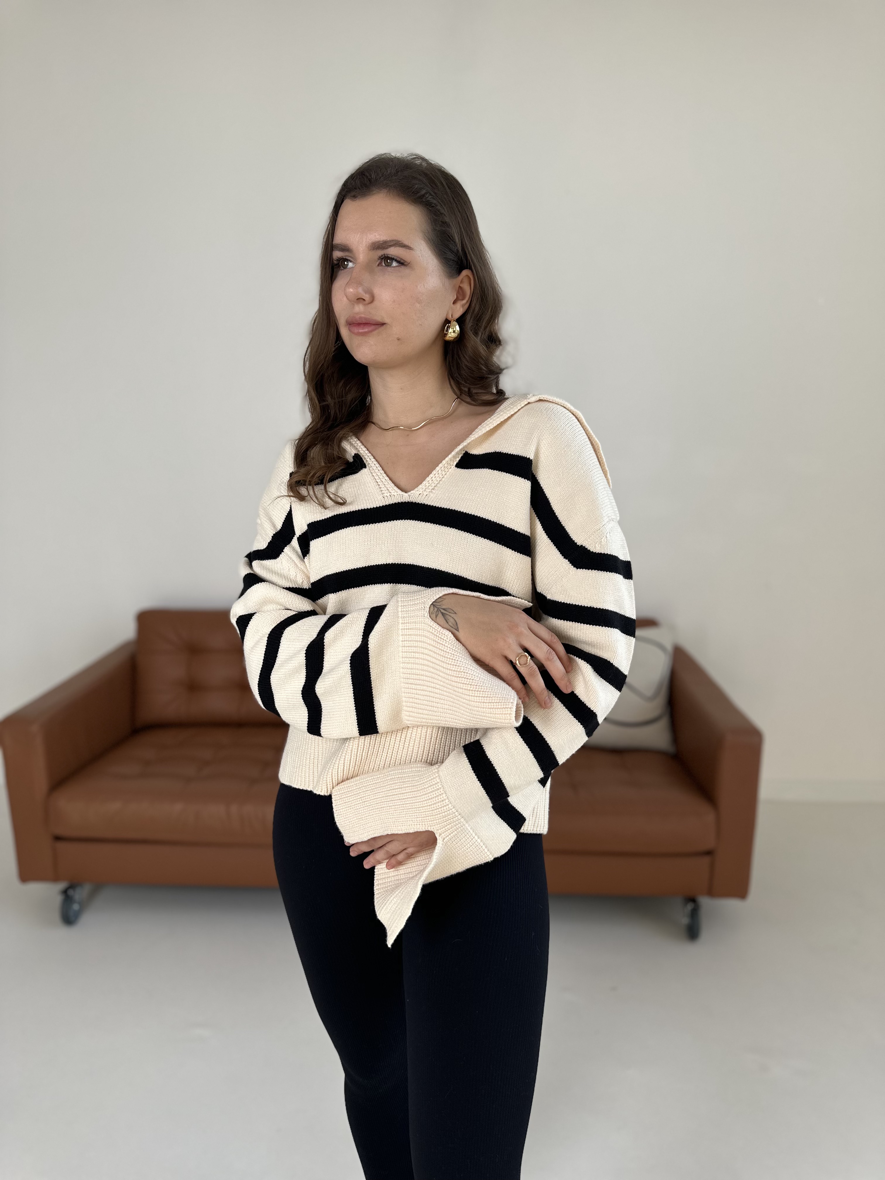 Sweter z rozcięciami na rękawach i luźnym kołnierzem