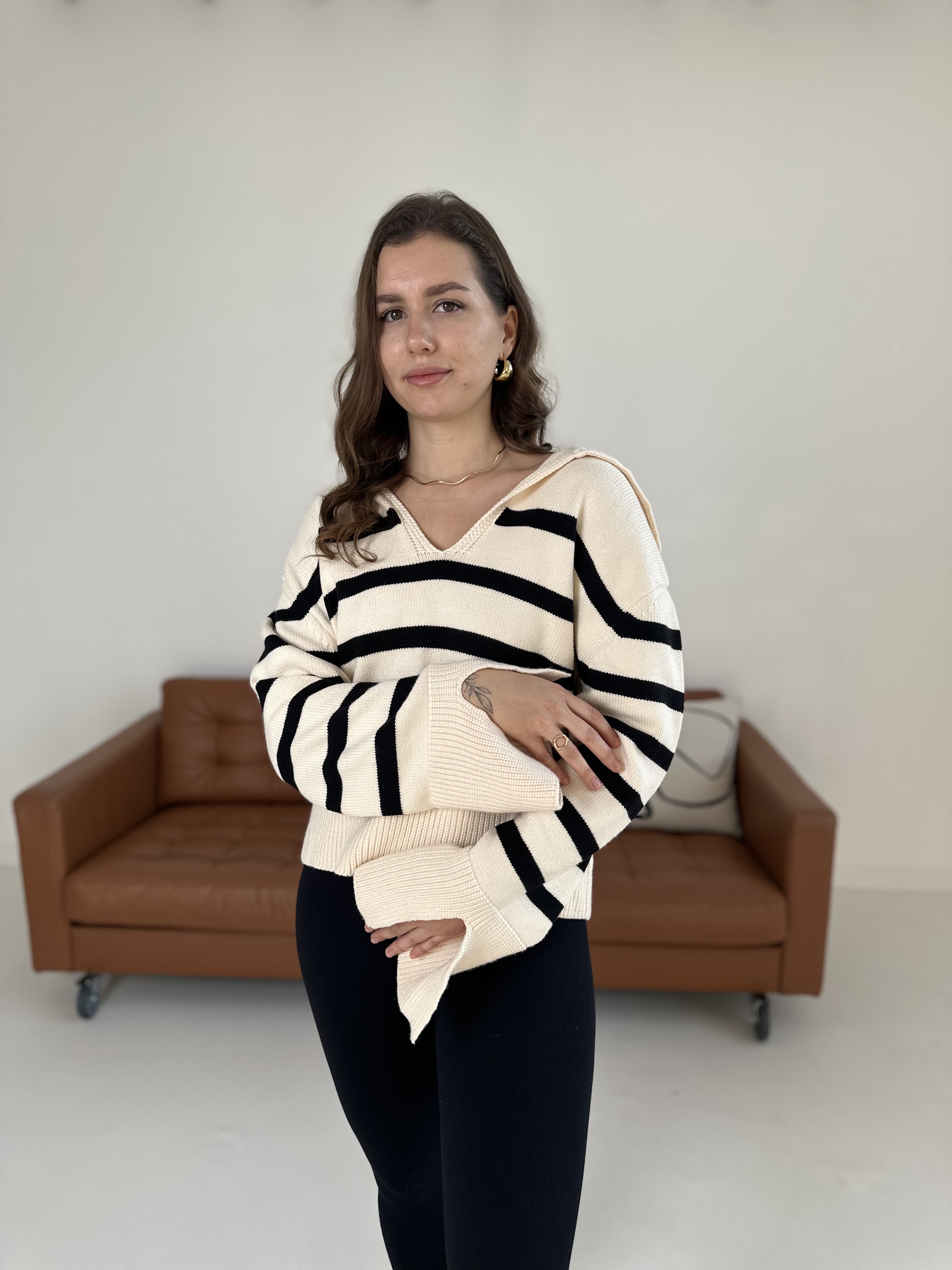 Sweter z rozcięciami na rękawach i luźnym kołnierzem