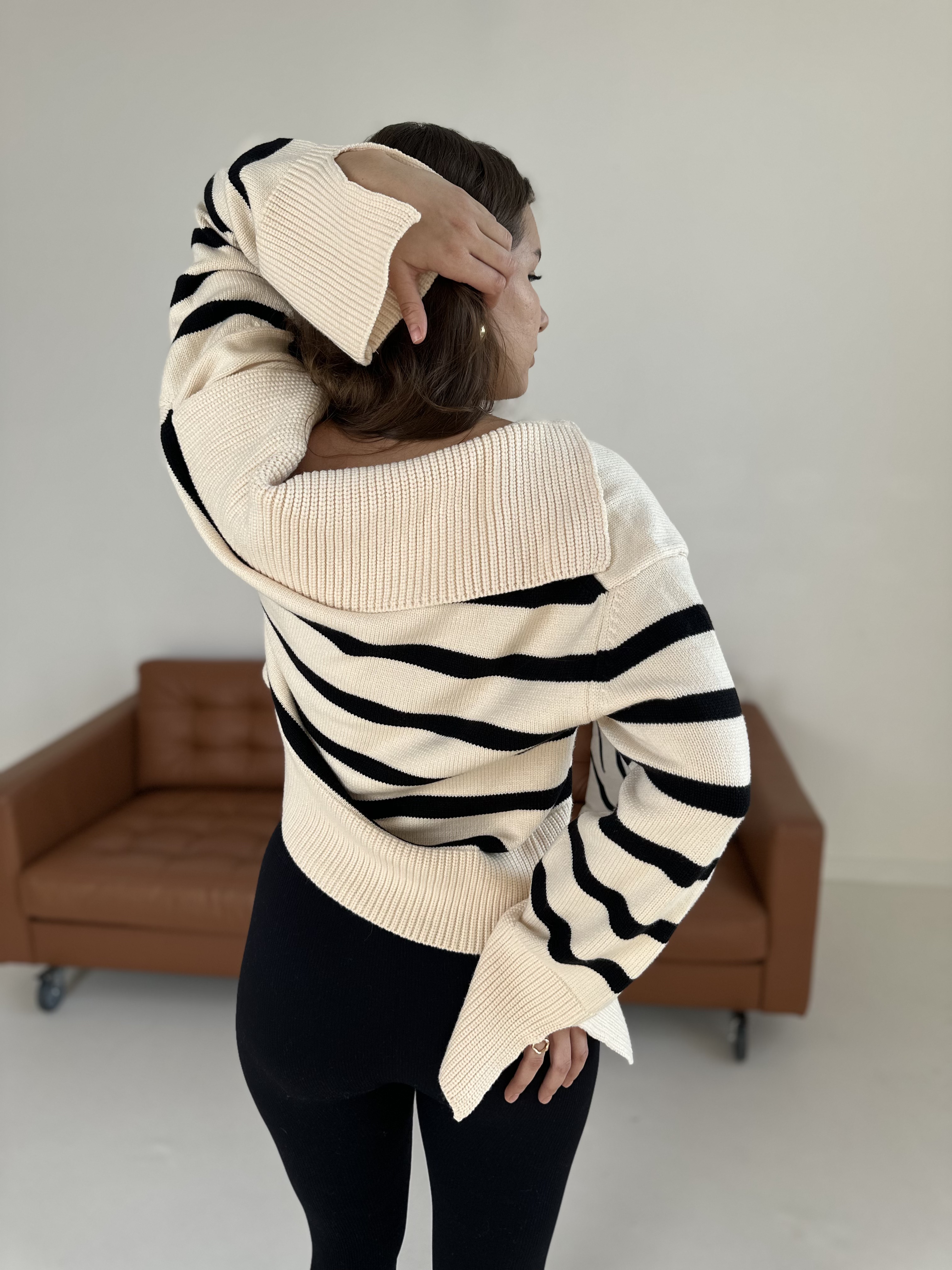 Sweter z rozcięciami na rękawach i luźnym kołnierzem