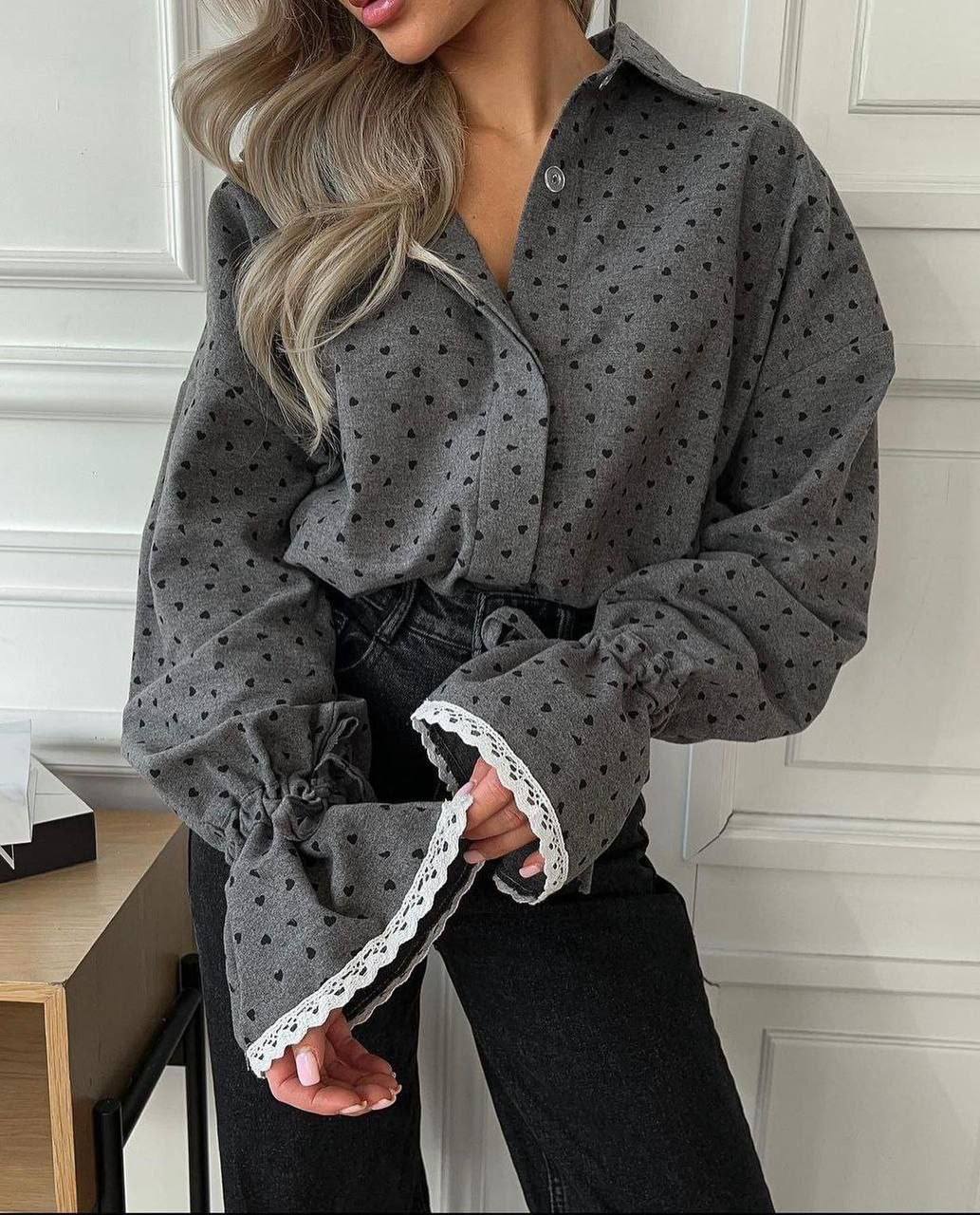 Moteriški marškiniai su širdelėmis Pilka