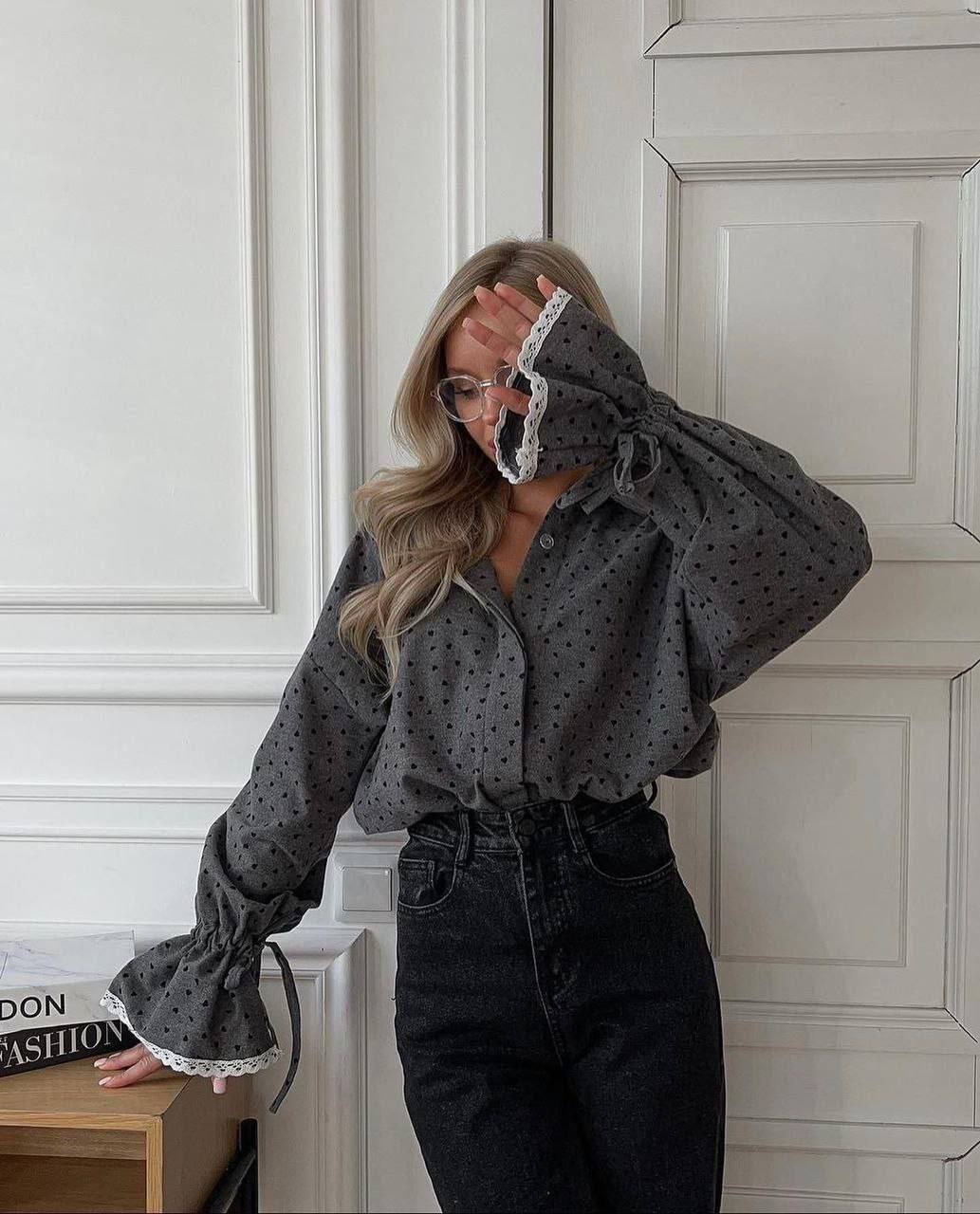  Moteriški marškiniai su širdelėmis Pilka