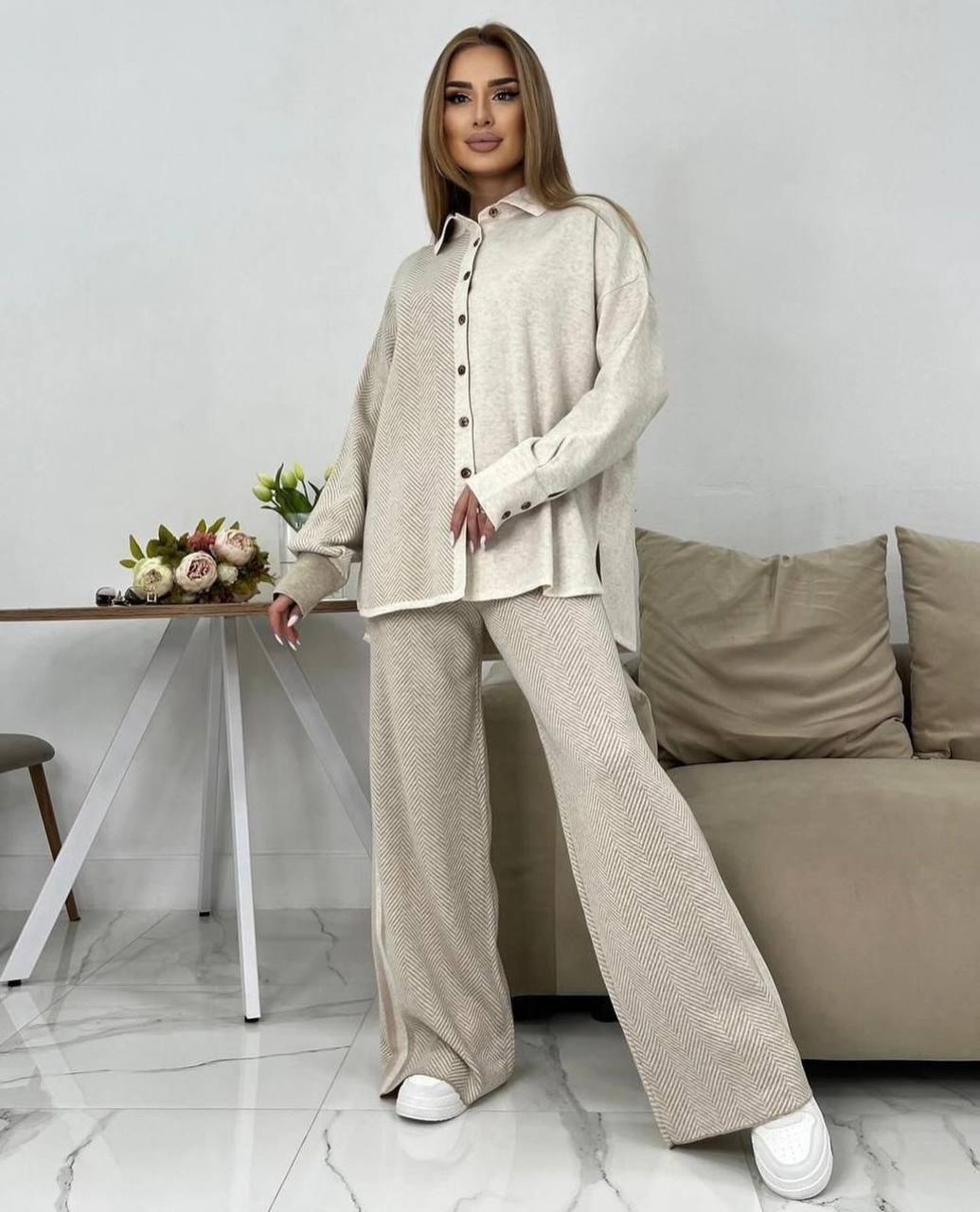 Moteriškas kreminės spalvos kašmyro kostiumėlis