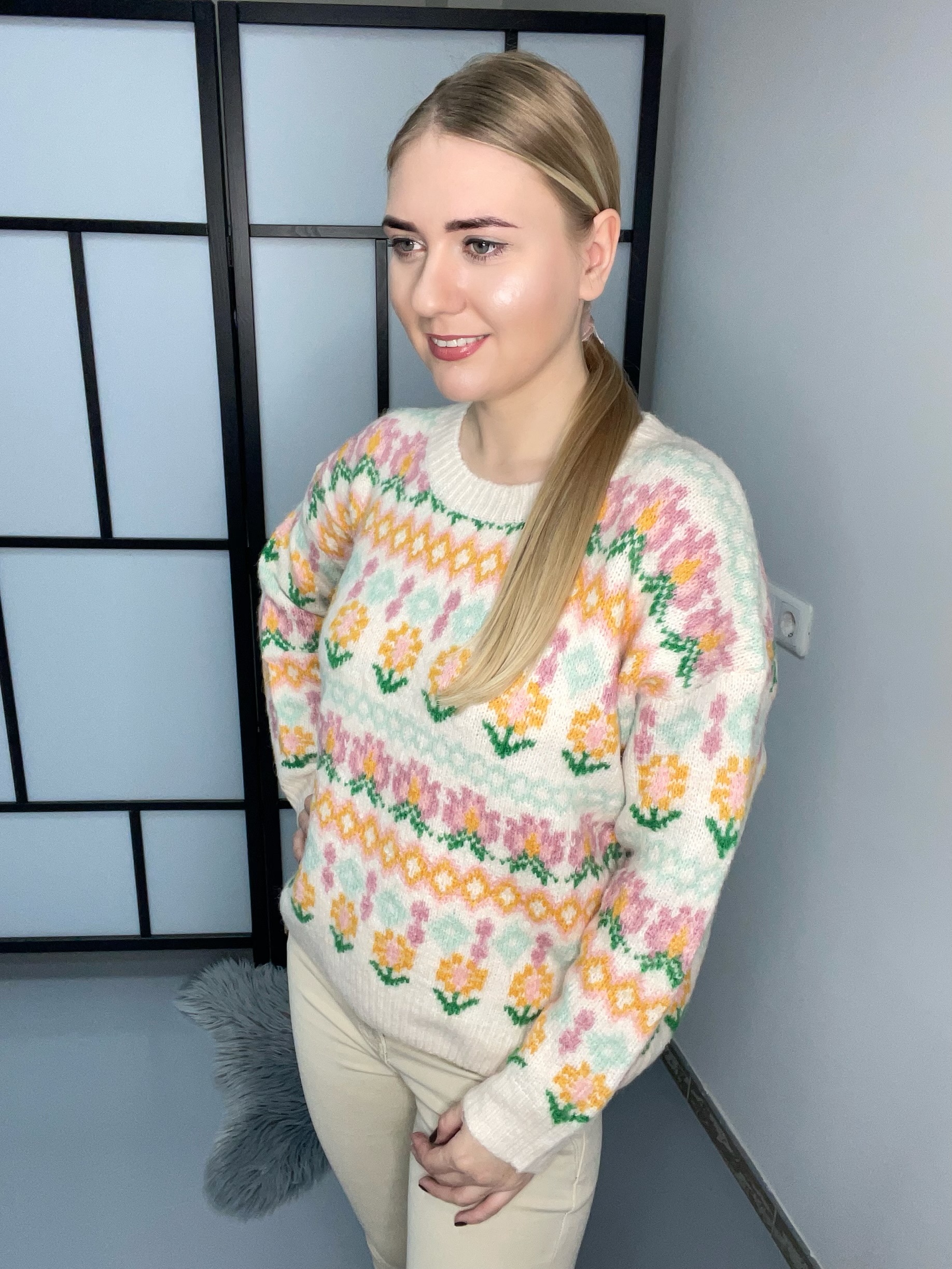 Moteriškas megztinis su raštais ir vilna baltos spalvos