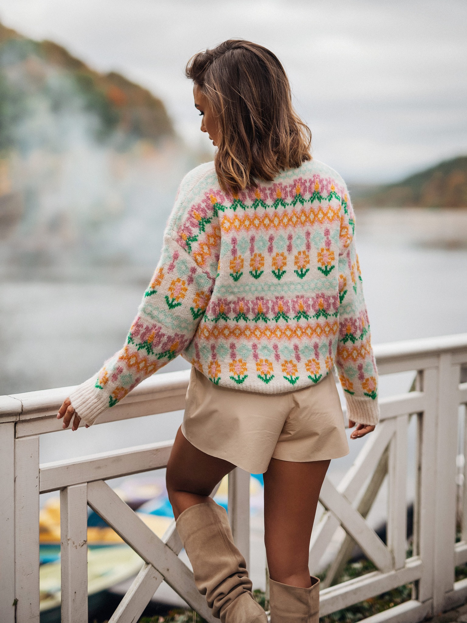 Moteriškas megztinis su raštais ir vilna baltos spalvos