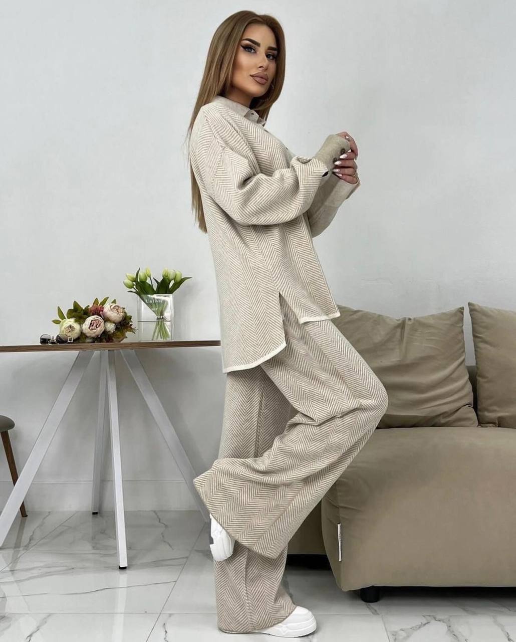 Moteriškas kreminės spalvos kašmyro kostiumėlis