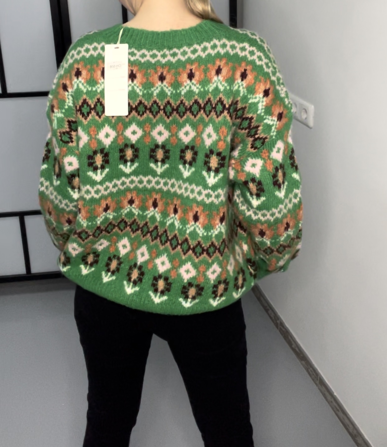 Moteriškas megztinis su raštais ir vilna žalios spalvos