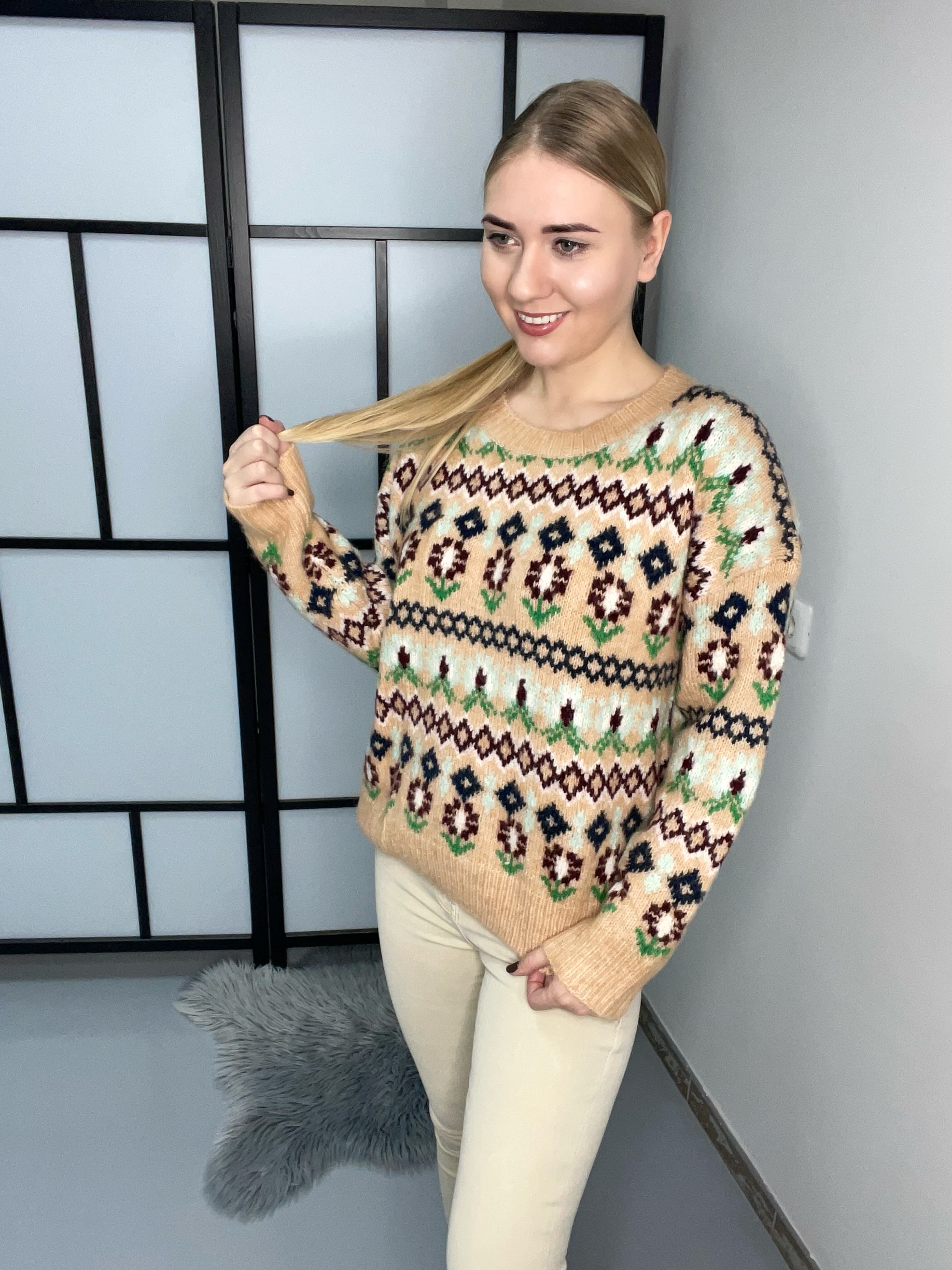 Moteriškas megztinis su raštais ir vilna smėlio spalvos