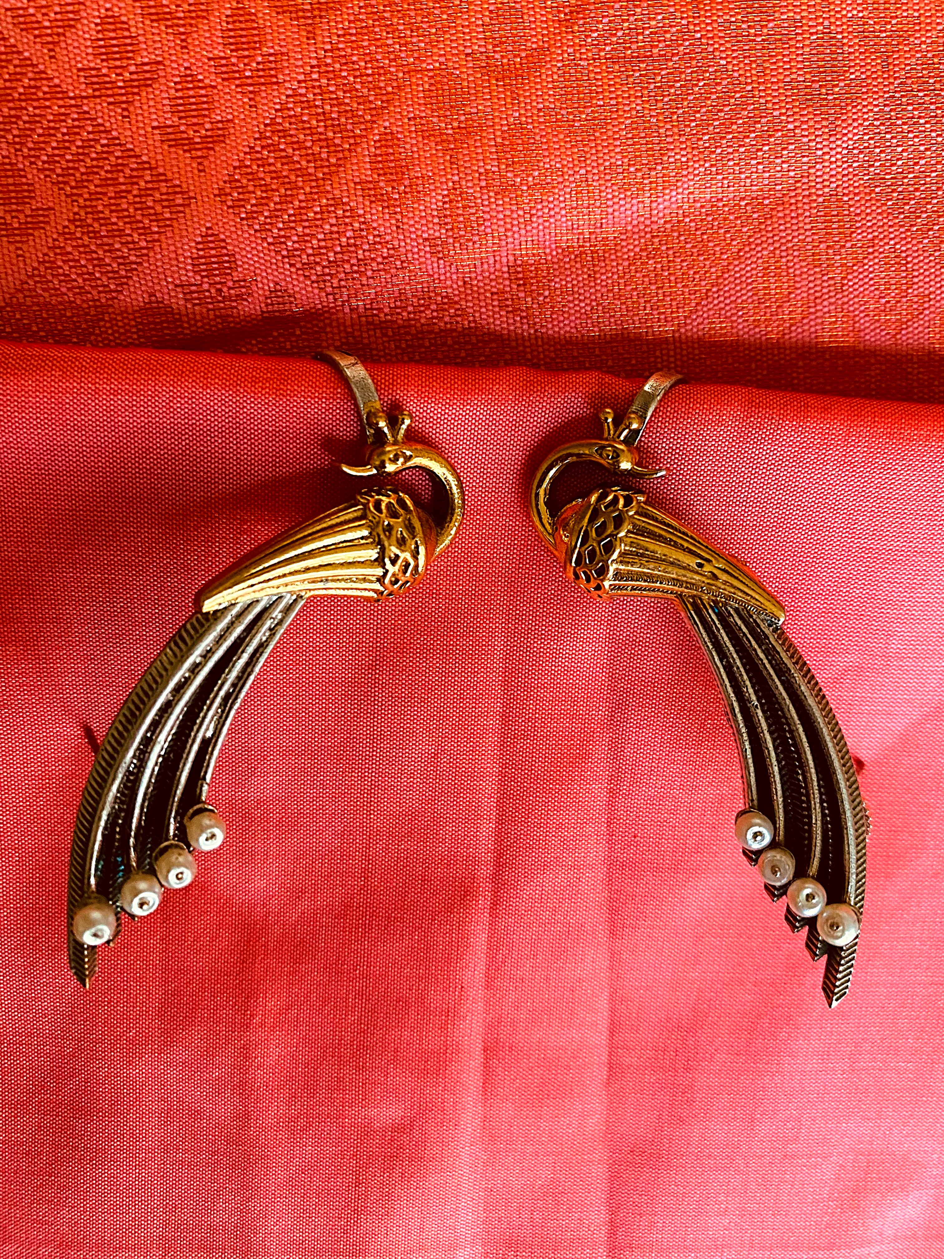 Peacock Pearl Cascade Ear Cuff