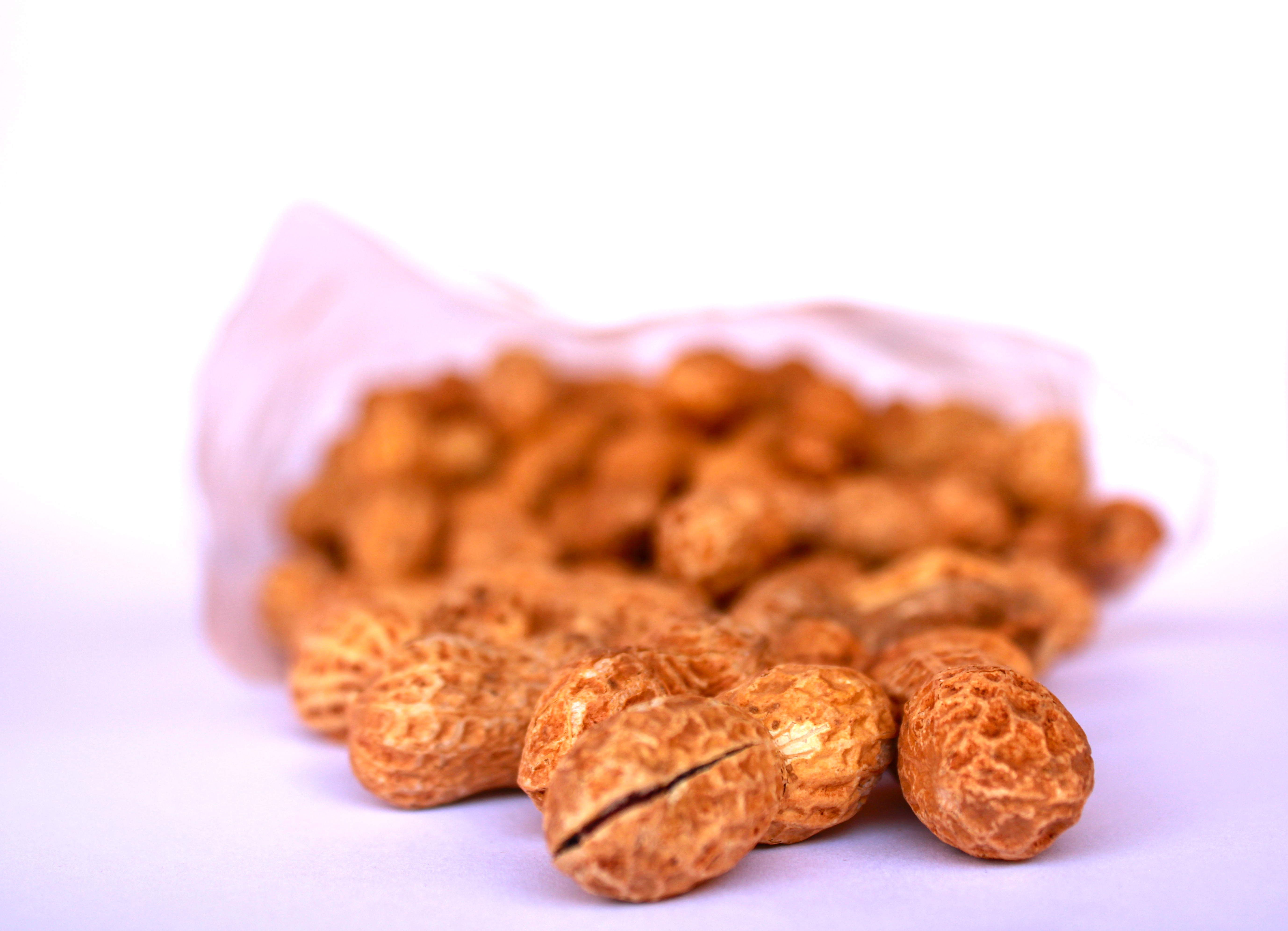 Cacahuetes dorados con cáscara