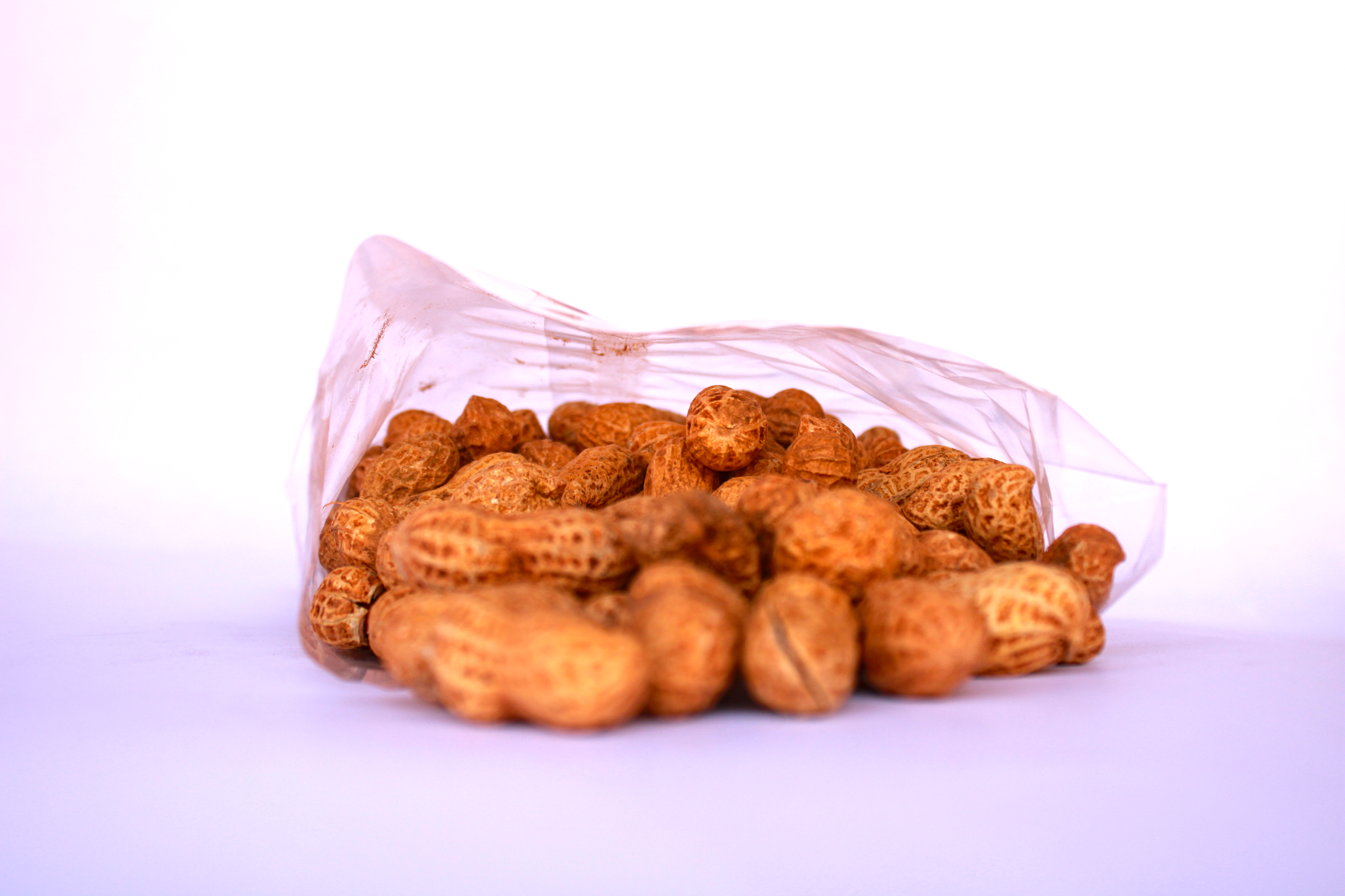 Cacahuetes dorados con cáscara