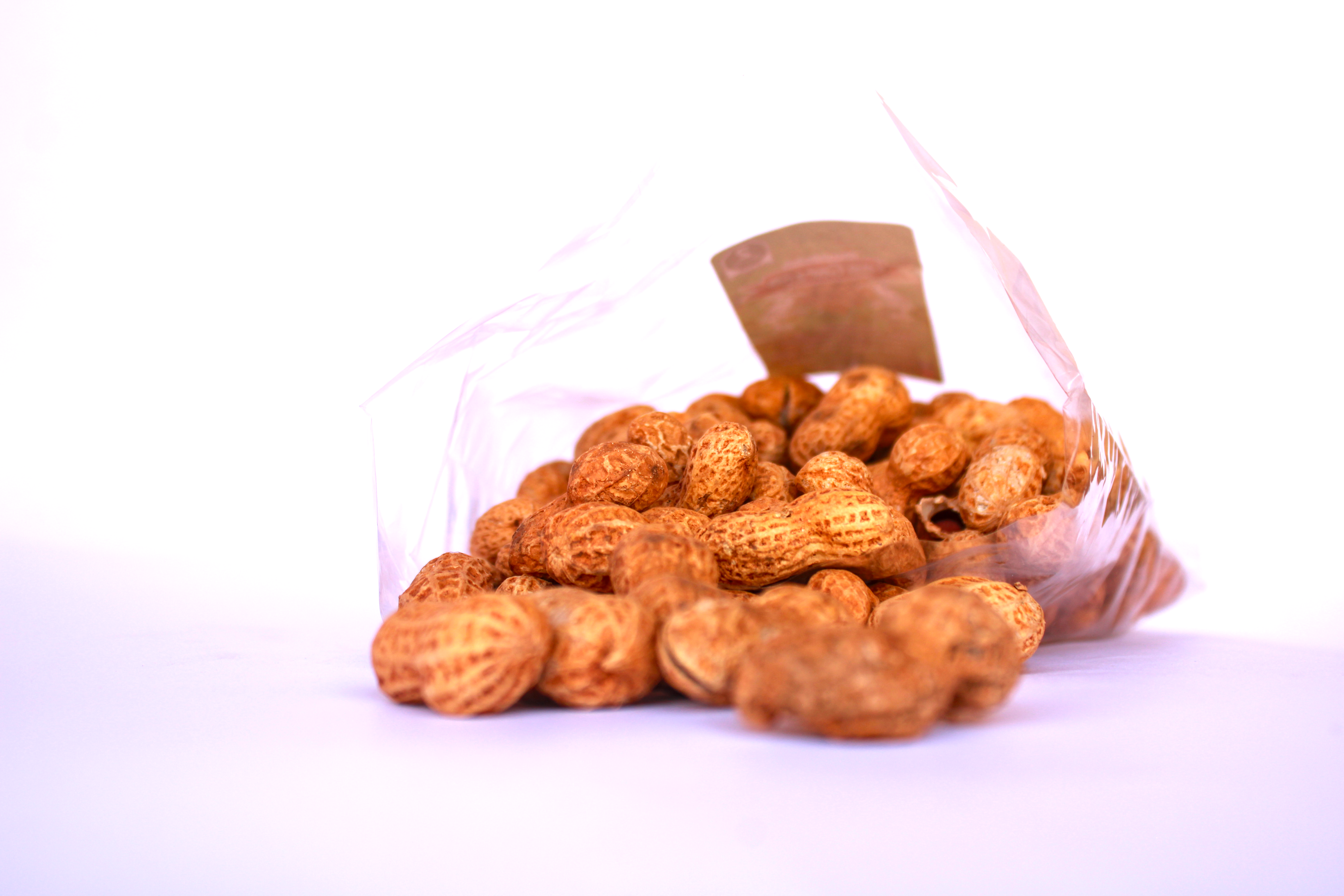 Cacahuetes dorados con cáscara