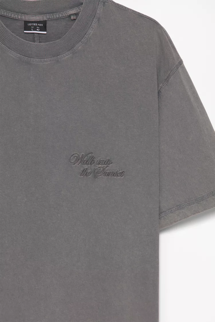 Camiseta bordado efecto lavado