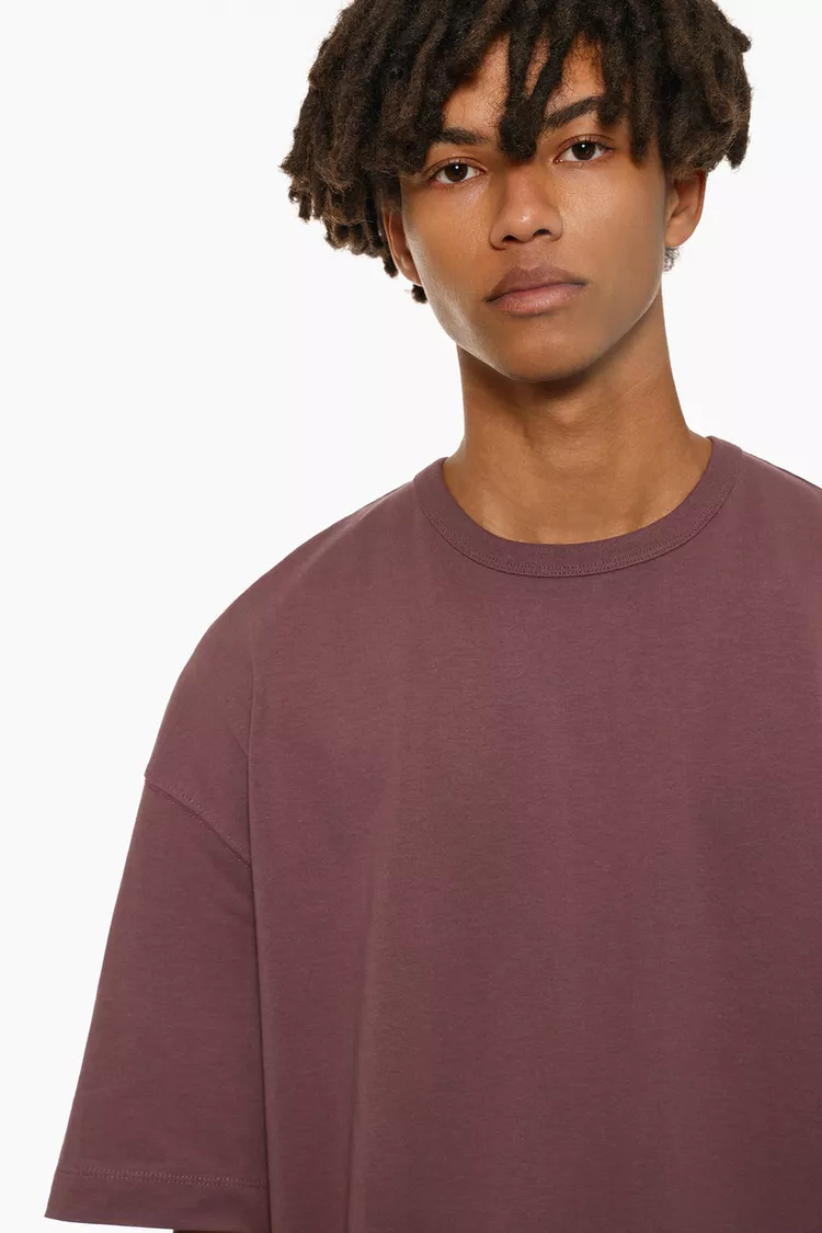 Camiseta oversize básica color ciruela