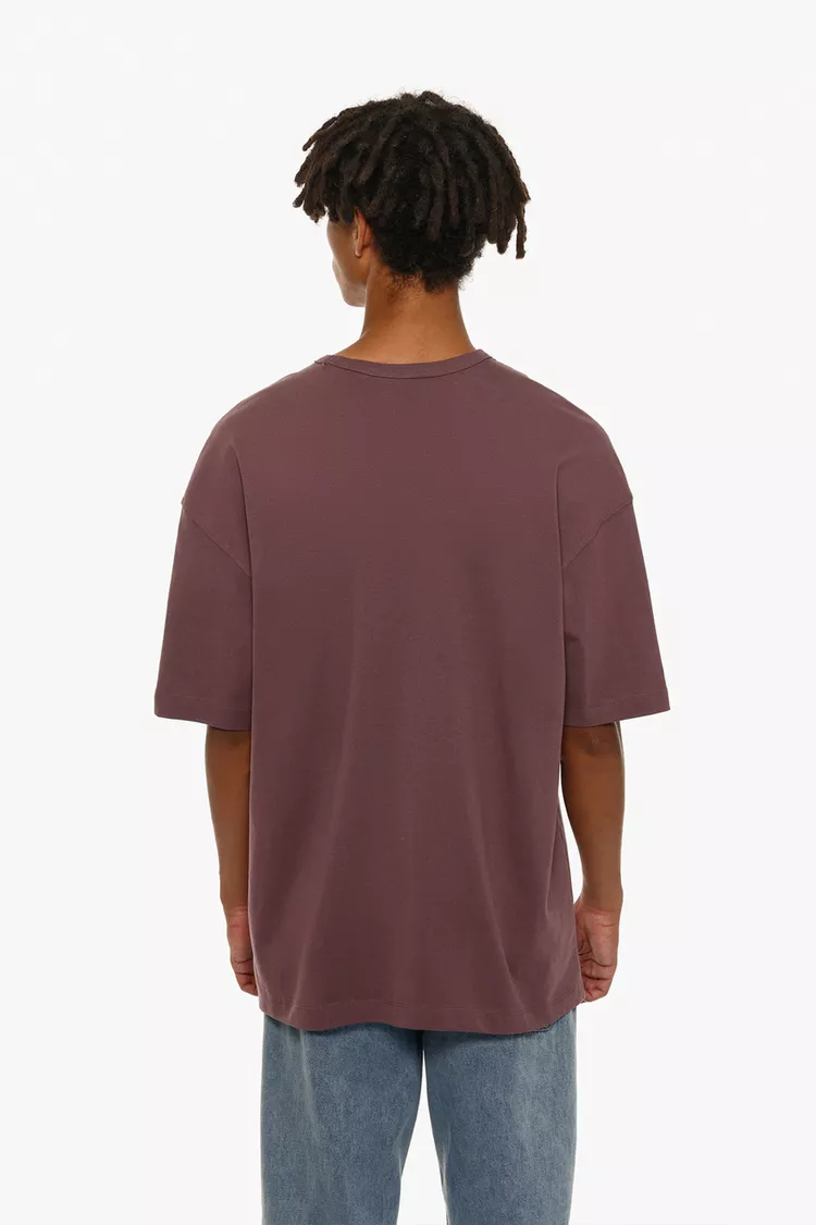 Camiseta oversize básica color ciruela
