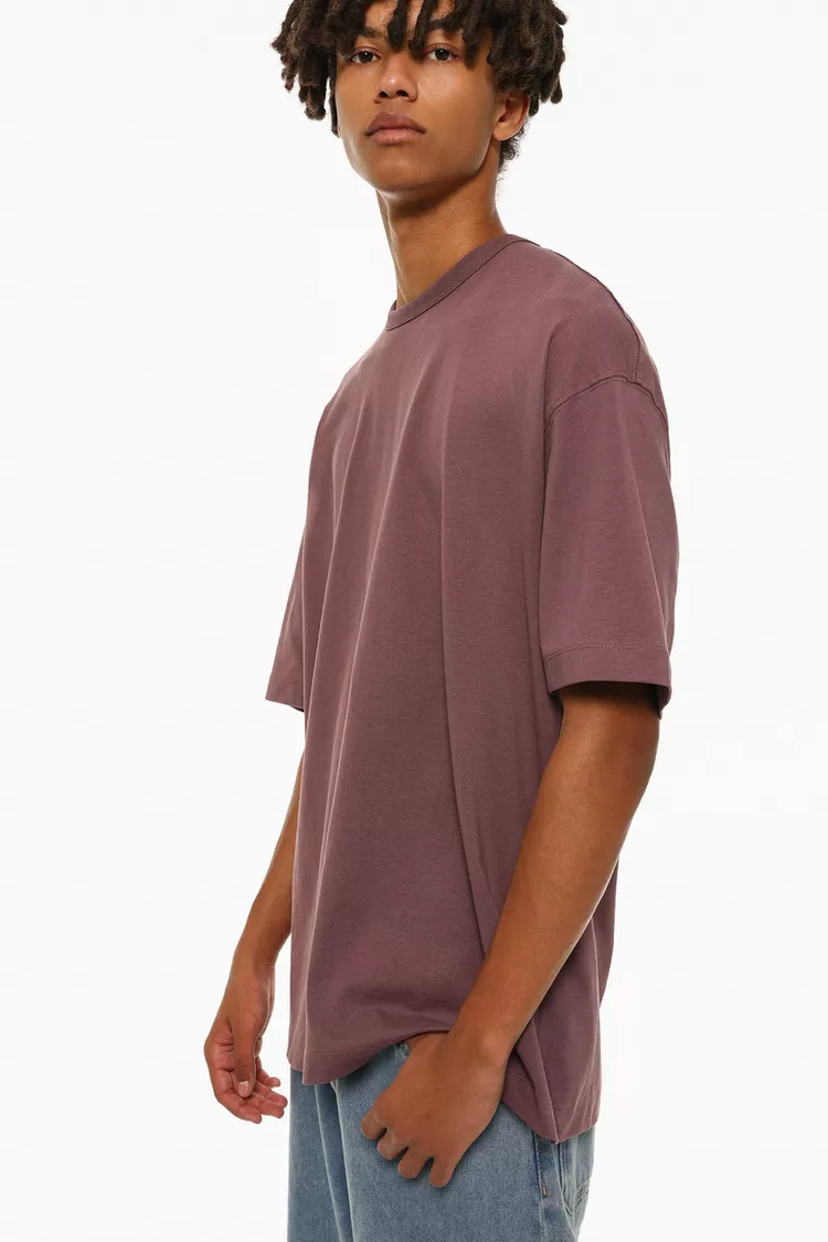 Camiseta oversize básica color ciruela