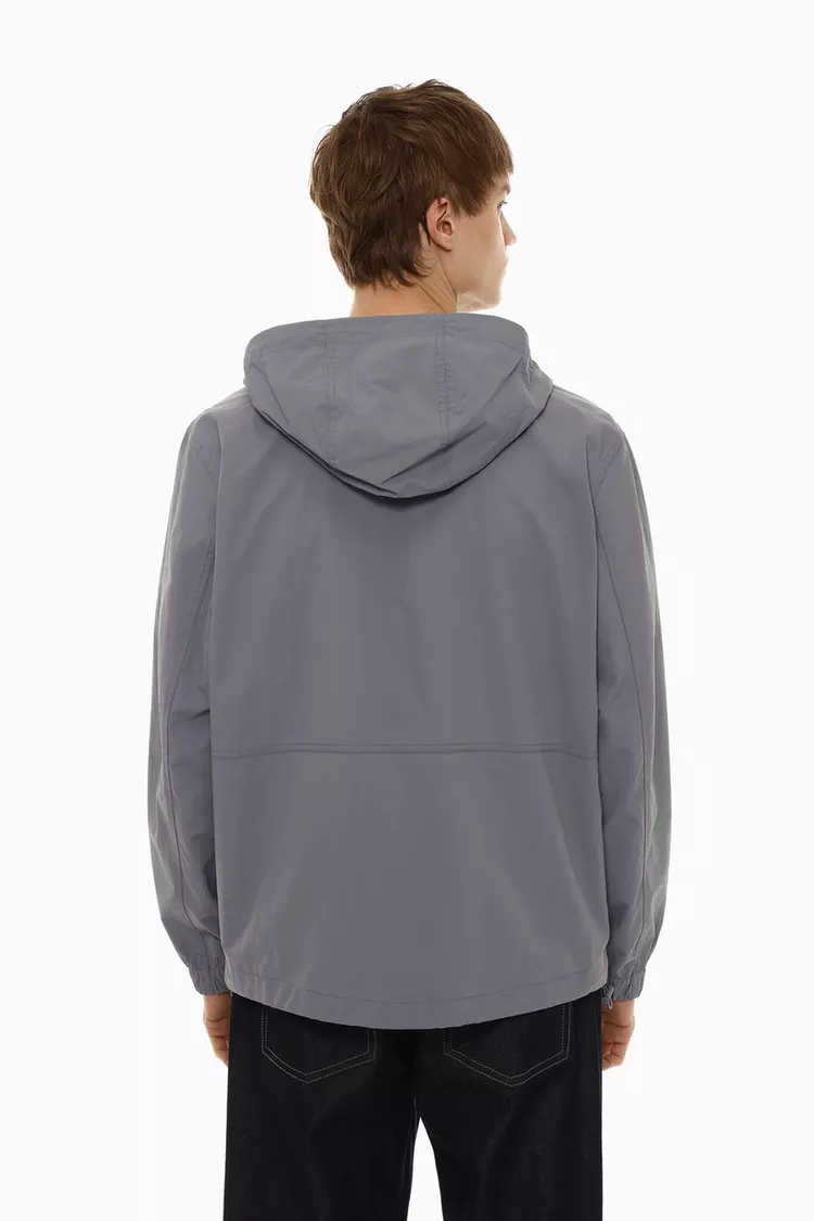 Cortavientos con capucha