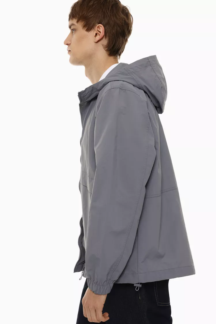 Cortavientos con capucha