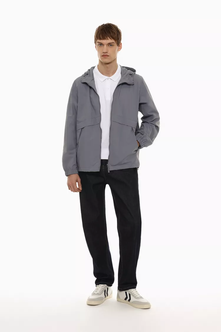 Cortavientos con capucha