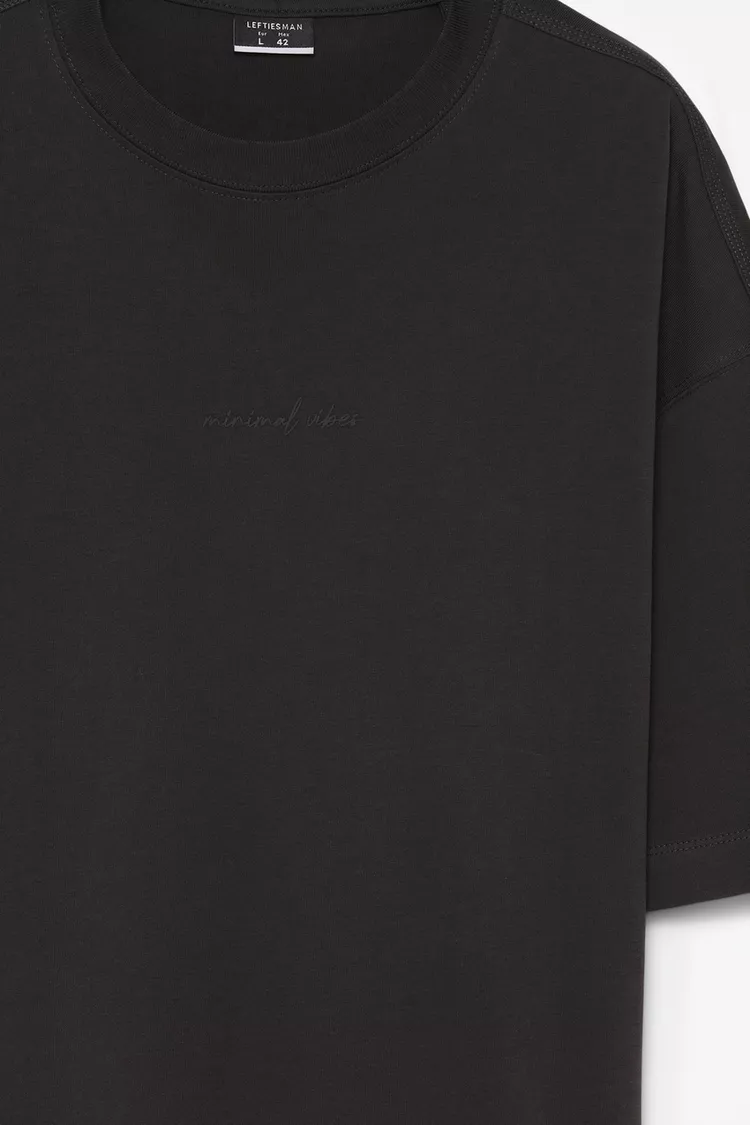 Camiseta estampado engomado negro