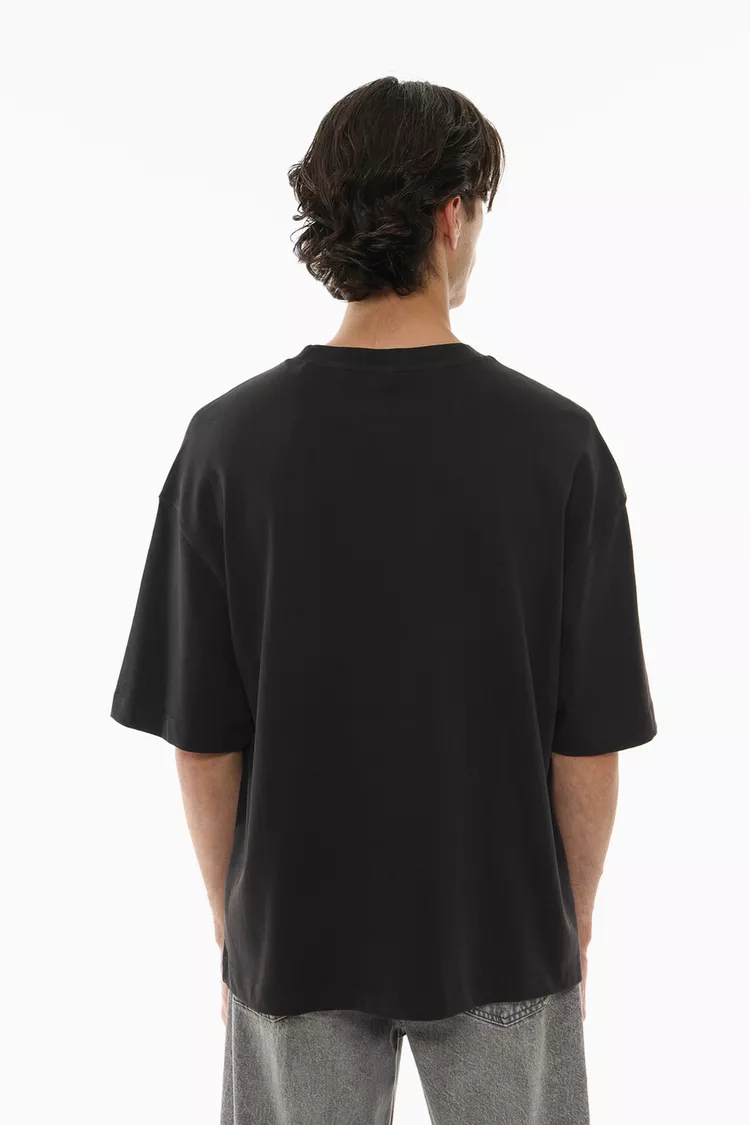 Camiseta estampado engomado negro