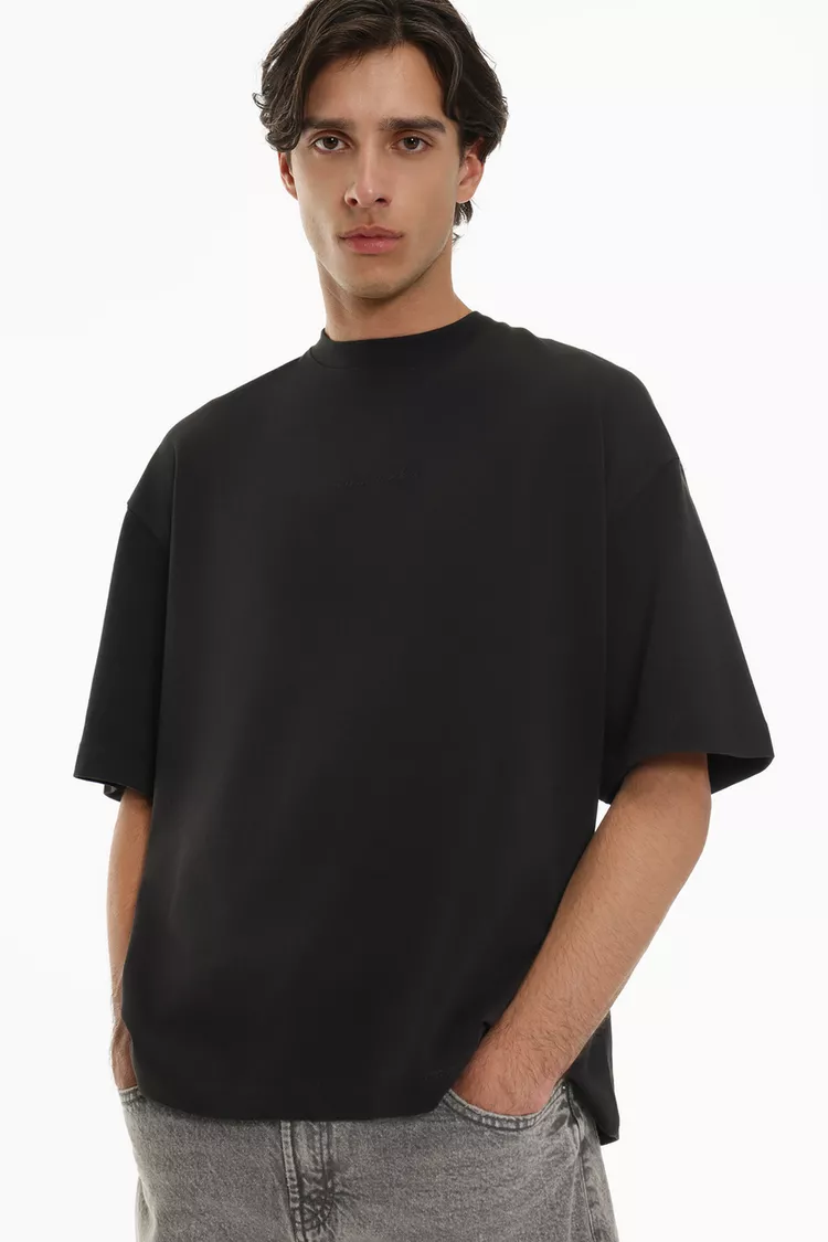 Camiseta estampado engomado negro