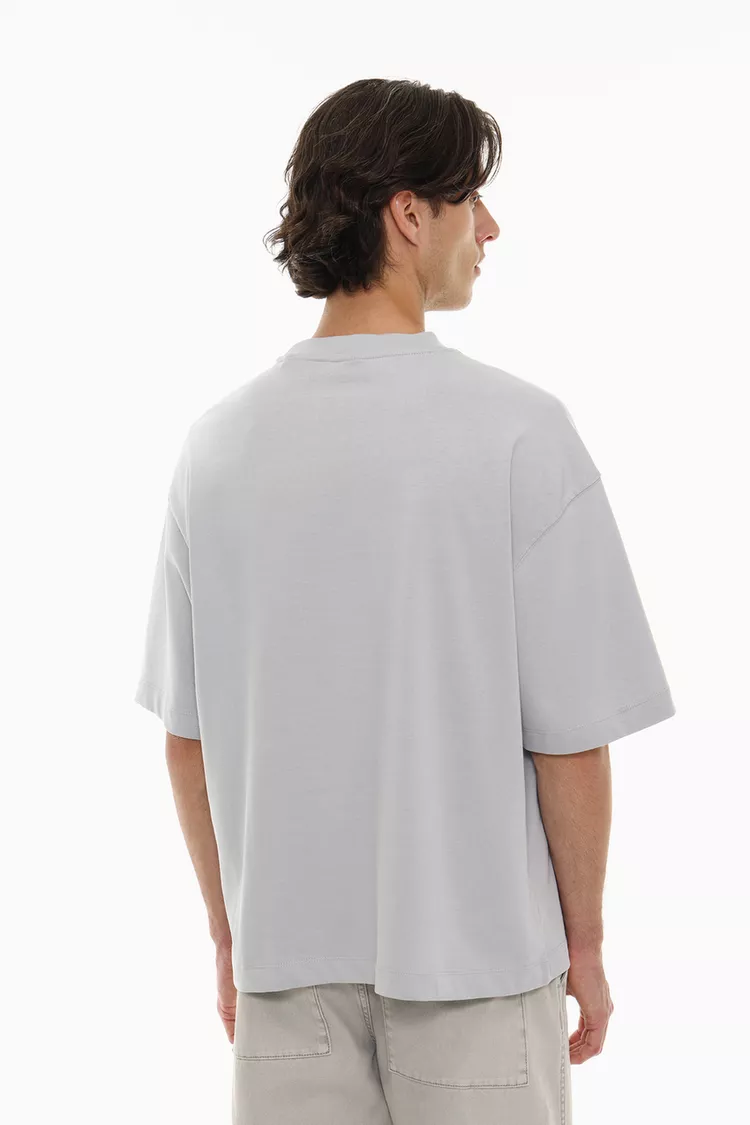 Camiseta estampado engomado gris claro