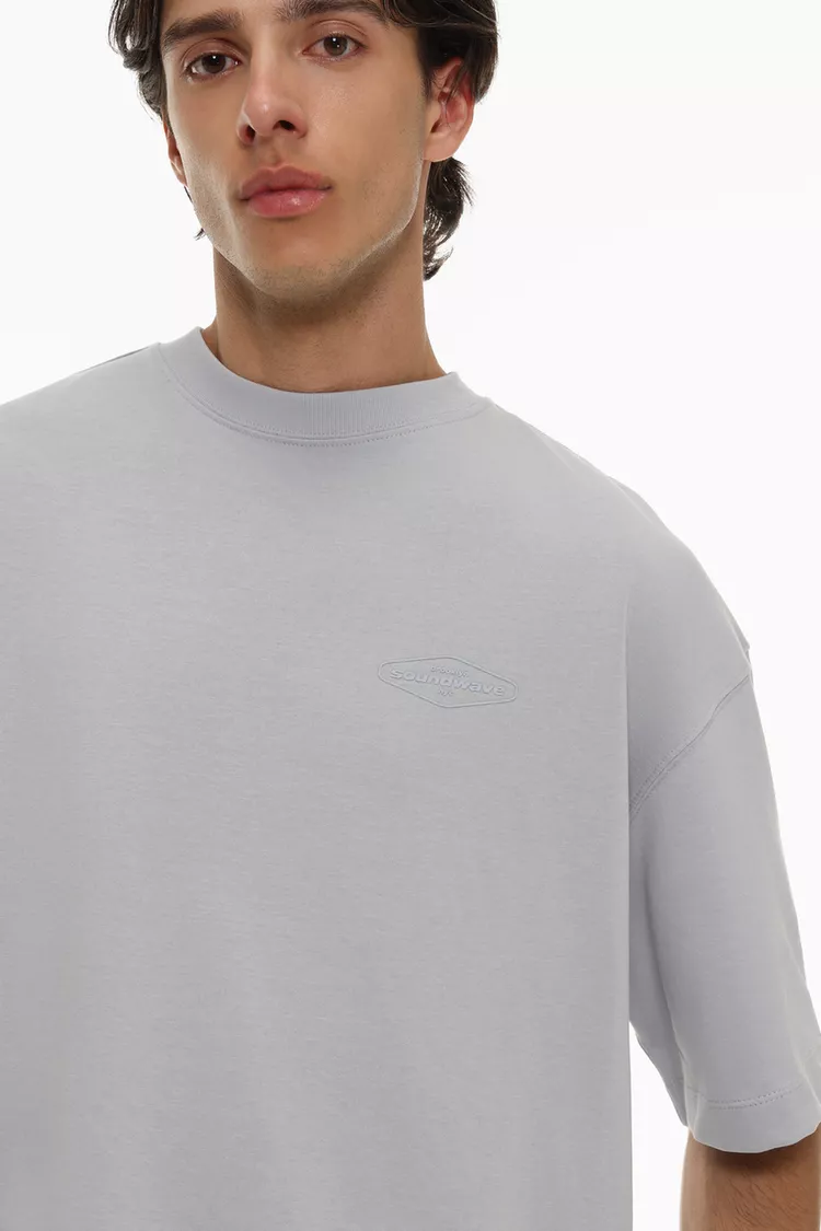 Camiseta estampado engomado gris claro