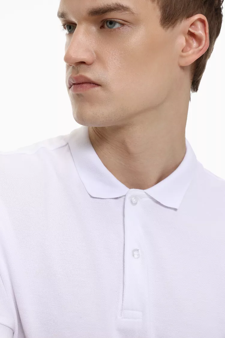 Polo blanco clásico