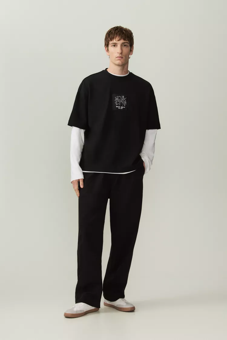 Camiseta negra con estampado gráfico