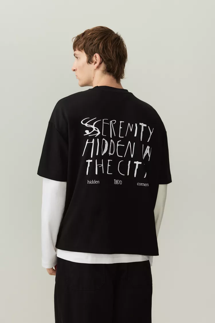 Camiseta negra con estampado gráfico
