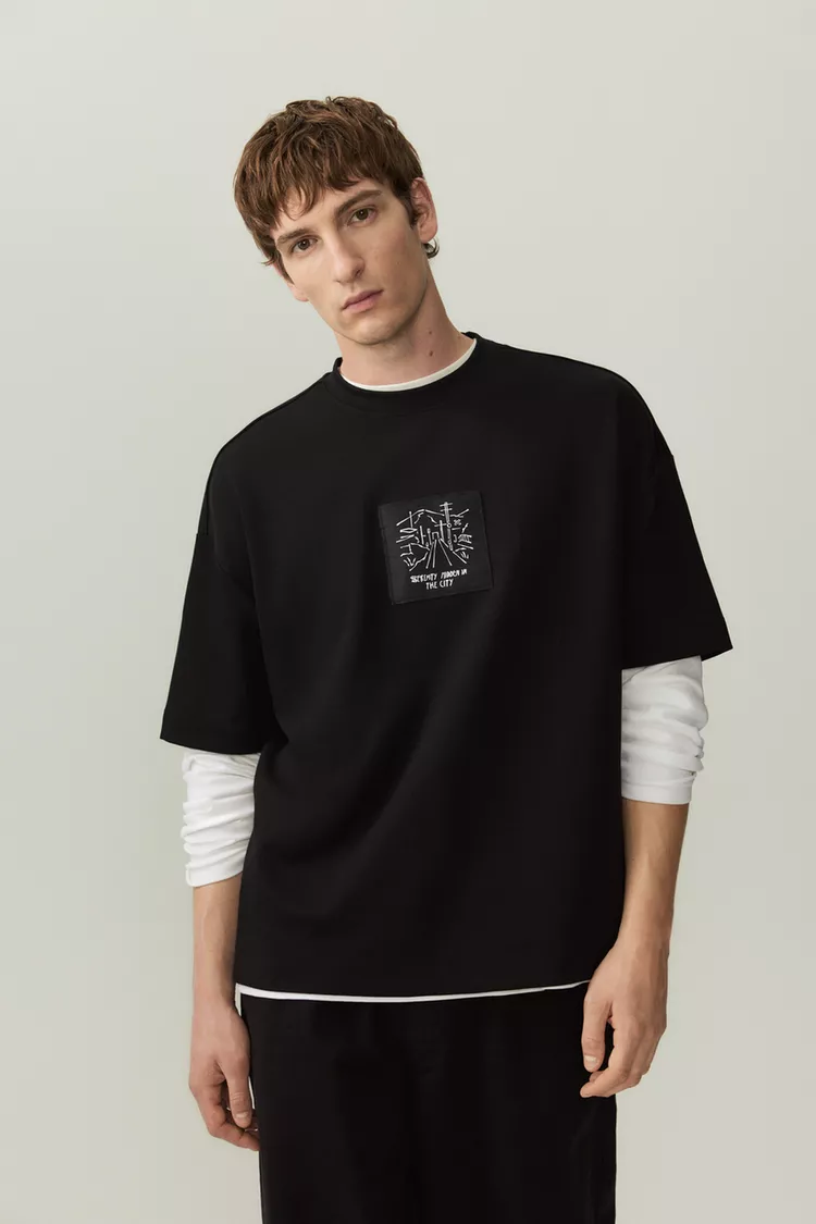 Camiseta negra con estampado gráfico