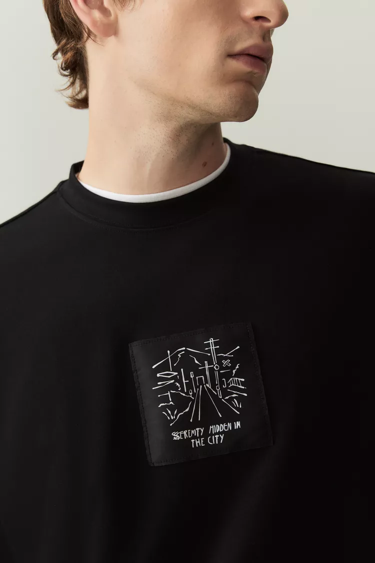 Camiseta negra con estampado gráfico