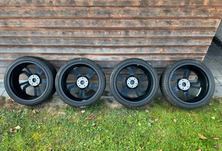 Jantes 19 pouces VW Reifnitz noires avec pneus été Pirelli P Zero – Pour Golf 7 GTI / R / GTD