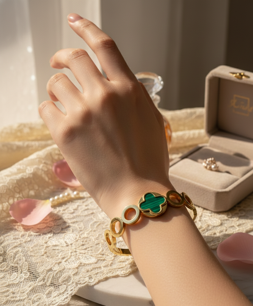 Gold Bracelet with Malachite Clover Motif