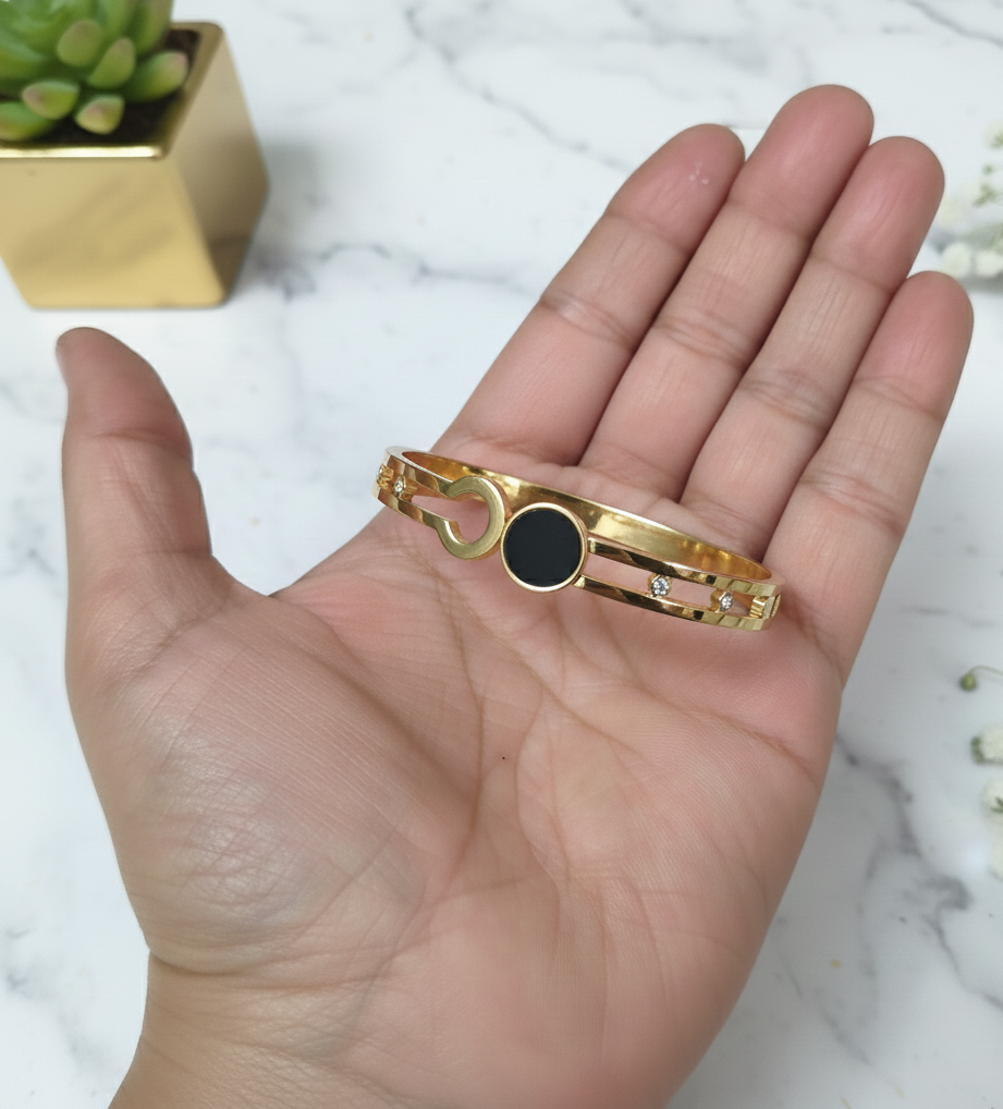 Elegant Goldden & Black Colour  Bracelet