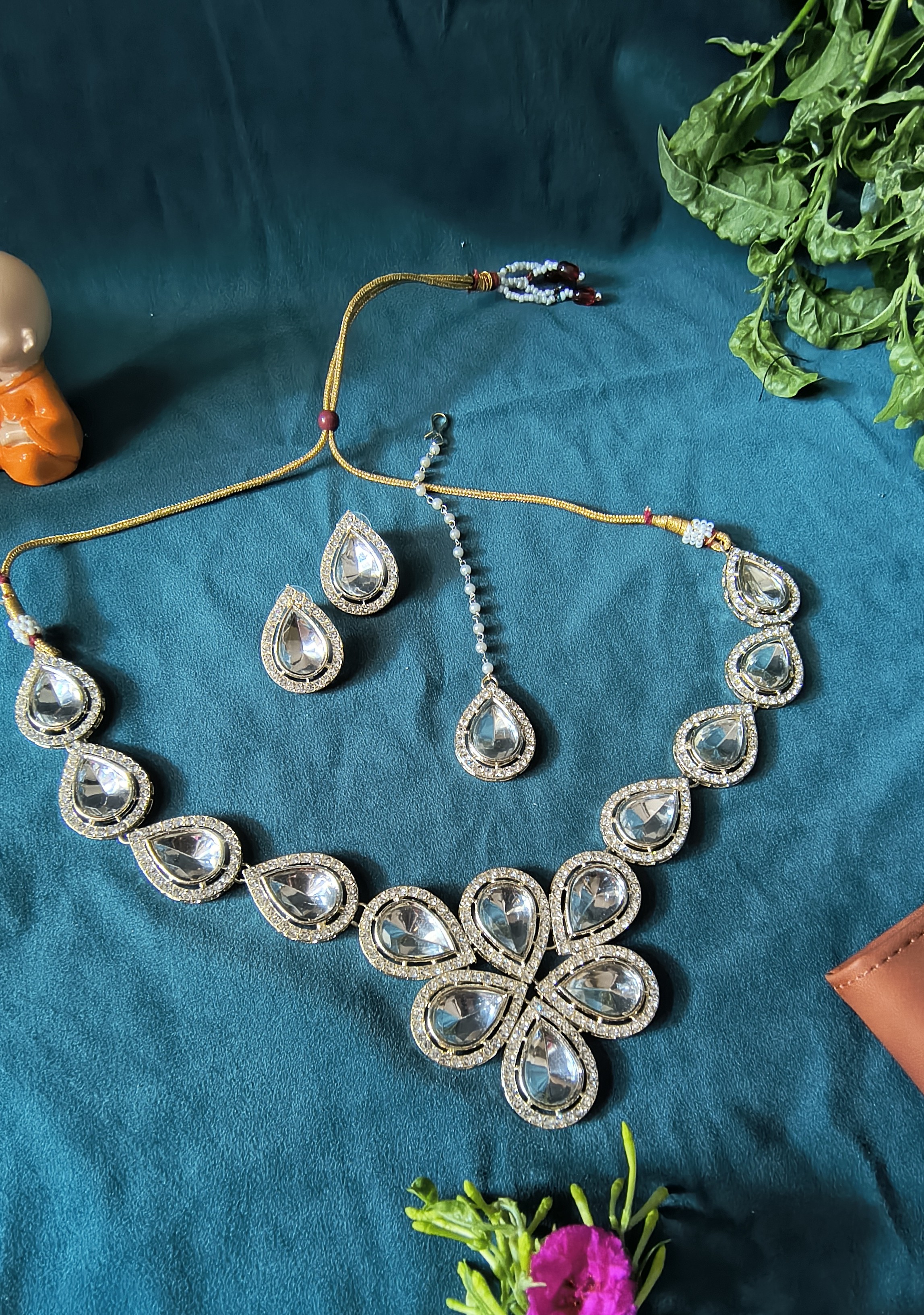 Elegant Kundan Necklace Set