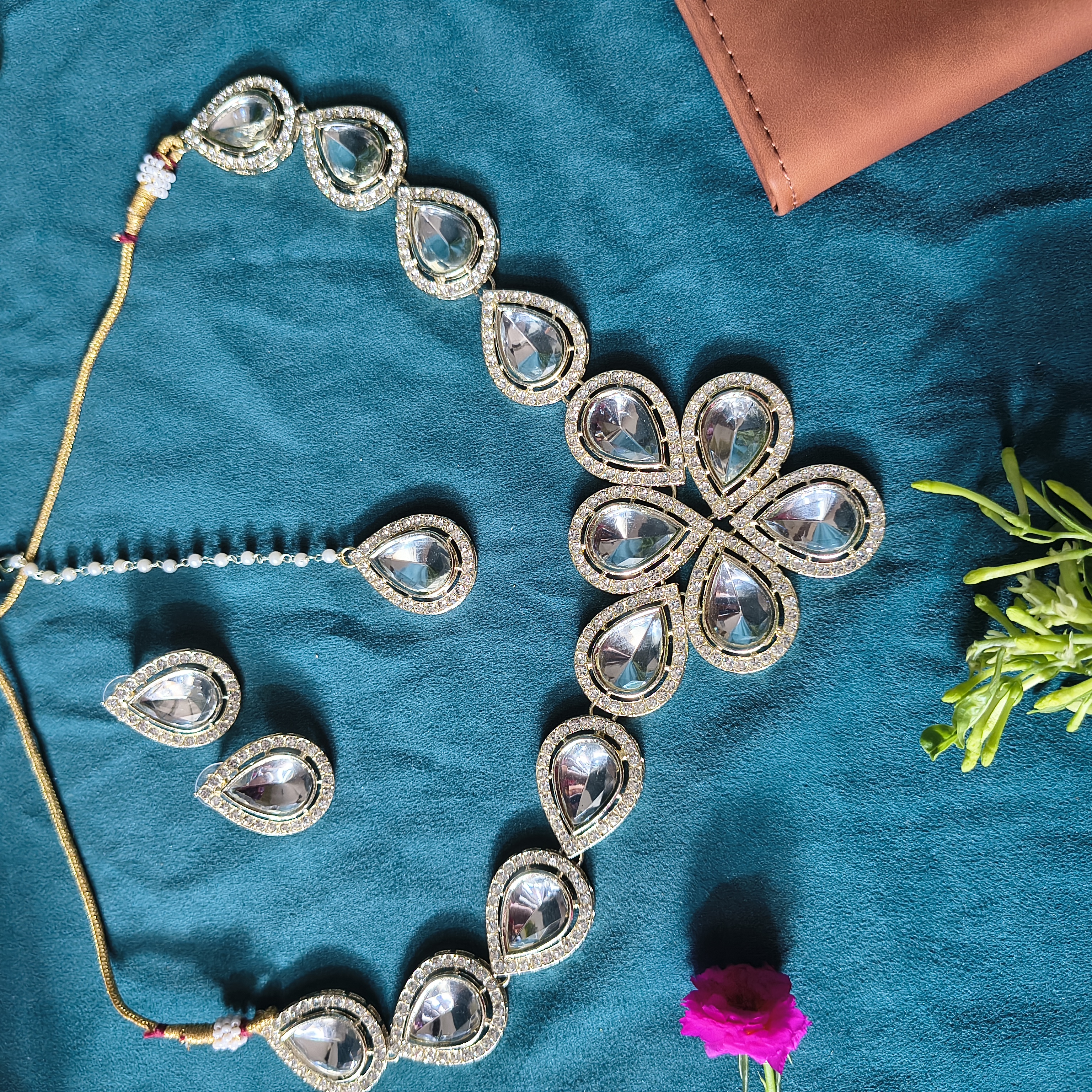 Elegant Kundan Necklace Set