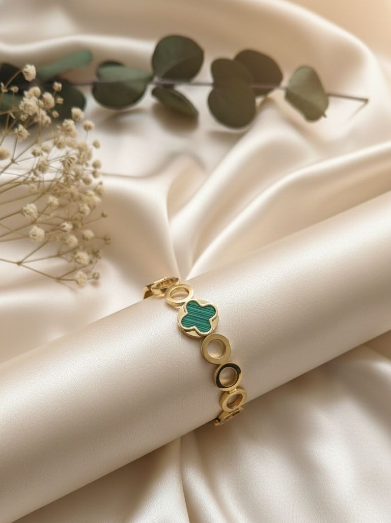 Gold Bracelet with Malachite Clover Motif