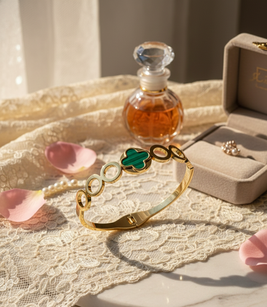 Gold Bracelet with Malachite Clover Motif