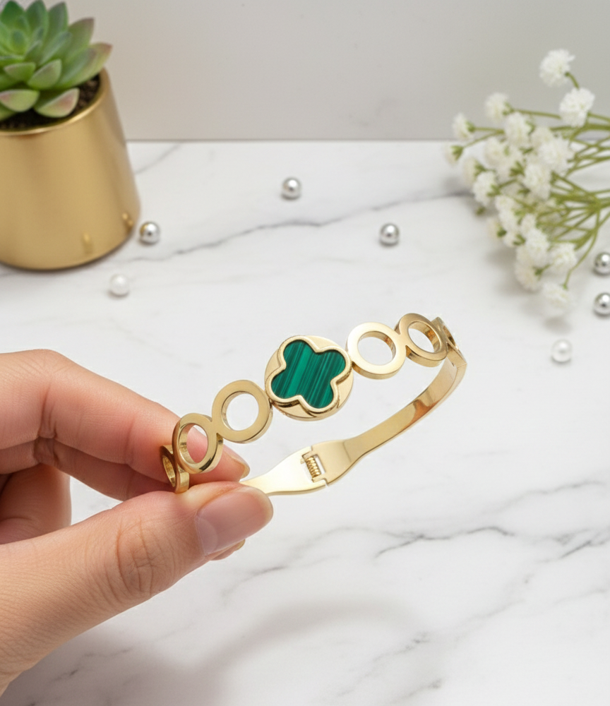Gold Bracelet with Malachite Clover Motif
